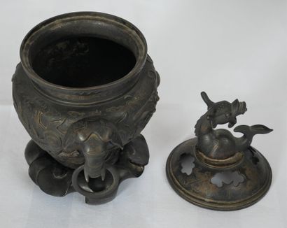Brûle-parfum tripode en bronze patiné à deux...