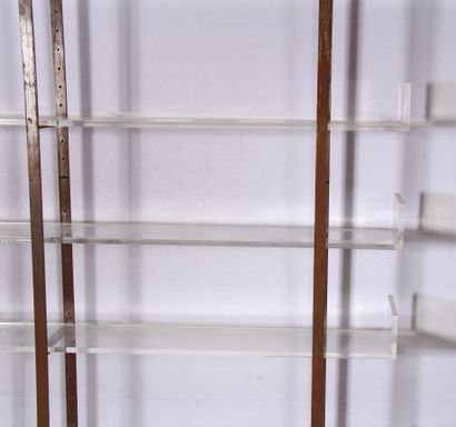 Etagères en métal à plateaux en plexiglas

H...