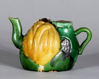 Théière en porcelaine polychrome, Chine (éclat...