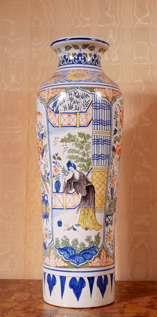 *Vase balustre en faïence polychrome à décor...