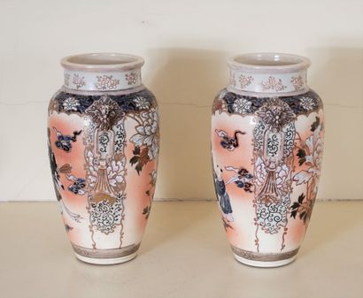 Paire de vases à deux anses en faïence à...