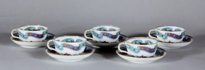 Cinq tasses et sous tasses en porcelaine...