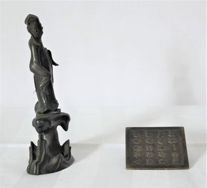 Lot :

- Sculpture en bronze patiné représentant...