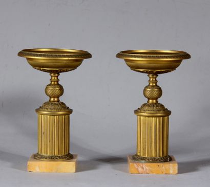 Paire de présentoirs en bronze sur un socle...