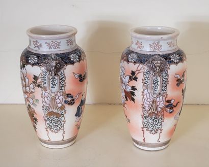 Paire de vases à deux anses en faïence à...