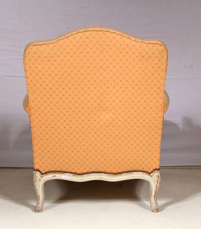 Bergère en bois relaqué blanc, style Louis...
