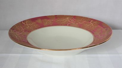 LANCEL

Grand plat creux en faïence à marli...