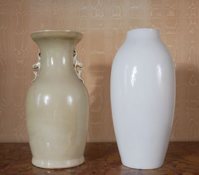*Lot :
- Vase balustre en porcelaine blanche,...