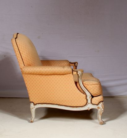 Bergère en bois relaqué blanc, style Louis...