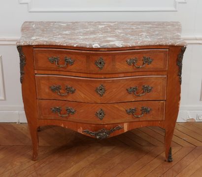 Commode en bois de placage à trois tiroirs...