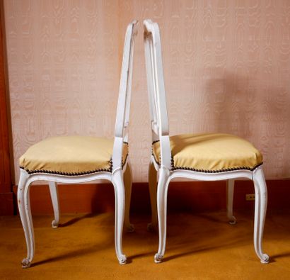 *Quatre chaises en bois laqué blanc à dossier...
