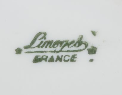 *Lot :
- Vase balustre en porcelaine blanche,...