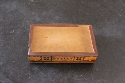 Boite rectangulaire en bois de placage, nacre,...
