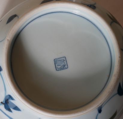*Lot comprenant une coupe en porcelaine de...