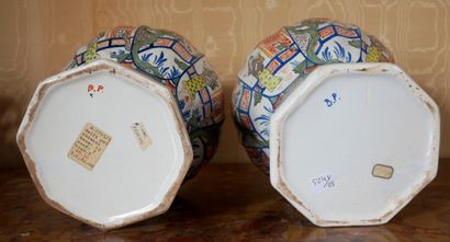 *Paire de potiches balustres couvertes en...