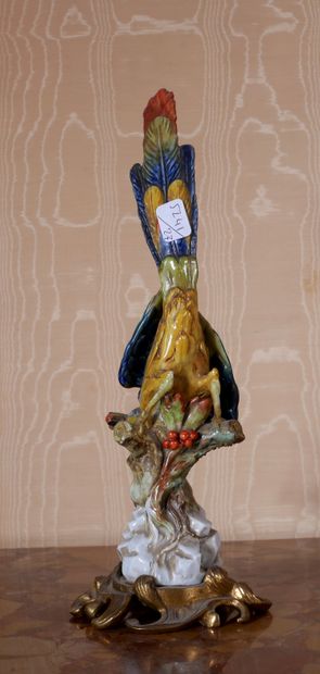 *Statuette en porcelaine polychrome représentant...