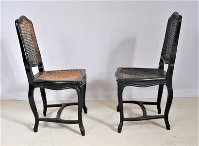 Treize chaises cannées à dossier droit en...