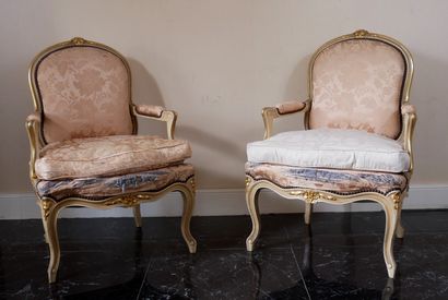 Paire de fauteuils à dossier droit en bois...
