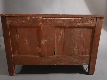 Commode galbée en bois naturel à quatre tiroirs...