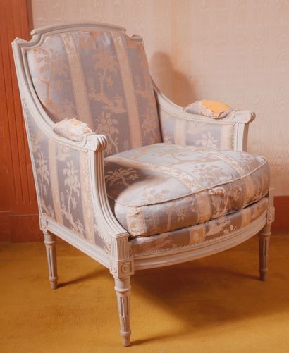 *Bergère à dossier droit en bois laqué rechampi...