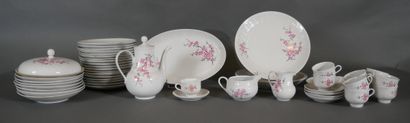 Partie de service de table en porcelaine...