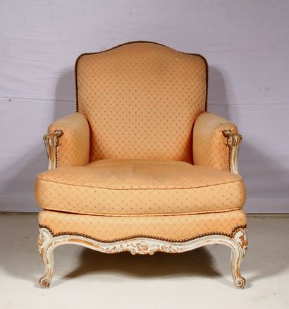 Bergère en bois relaqué blanc, style Louis...