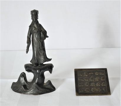 Lot :

- Sculpture en bronze patiné représentant...
