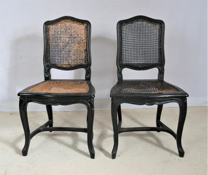 Treize chaises cannées à dossier droit en...