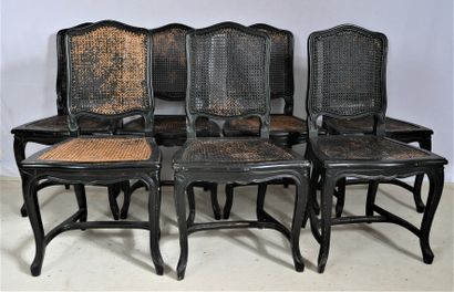 Treize chaises cannées à dossier droit en...