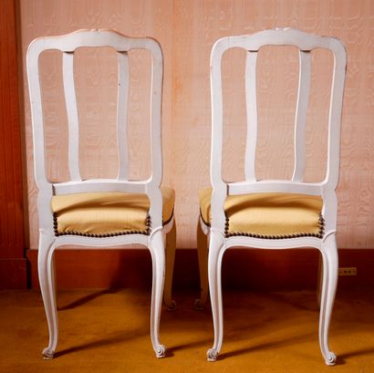 *Quatre chaises en bois laqué blanc à dossier...