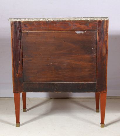 Commode en bois de placage à trois tiroirs,...