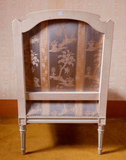 *Bergère à dossier droit en bois laqué rechampi...