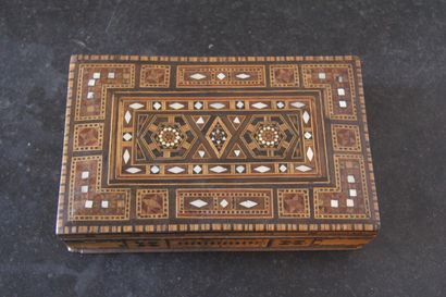 Boite rectangulaire en bois de placage, nacre,...