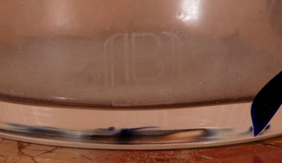 *Vase balustre en verre tacheté noir, marqué...