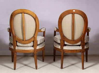 Paire de fauteuils cabriolets à dossier trapèze,...