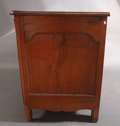 Commode galbée en bois naturel à quatre tiroirs...