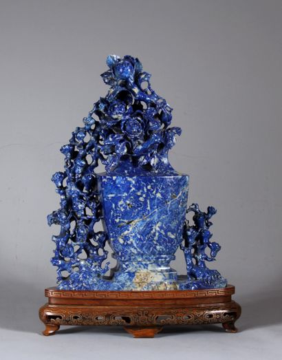 Vase couvert en sodalite, sur un socle en...