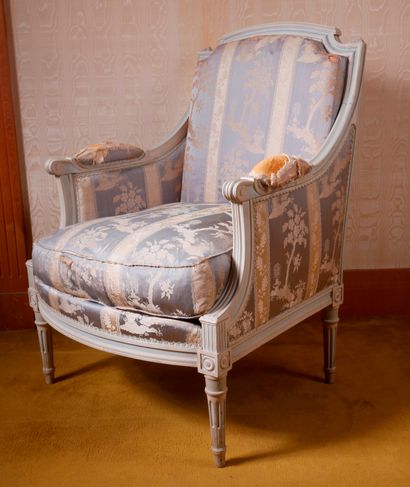 *Bergère à dossier droit en bois laqué rechampi...
