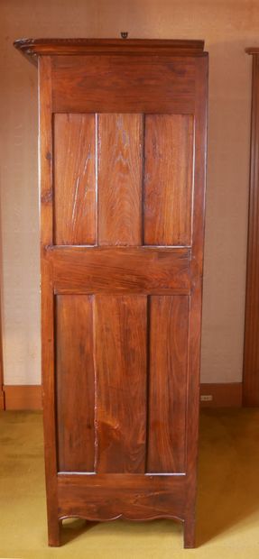 *Armoire en bois naturel mouluré et sculpté...