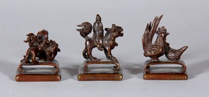 Trois poids en bronze à décor d'animaux,...