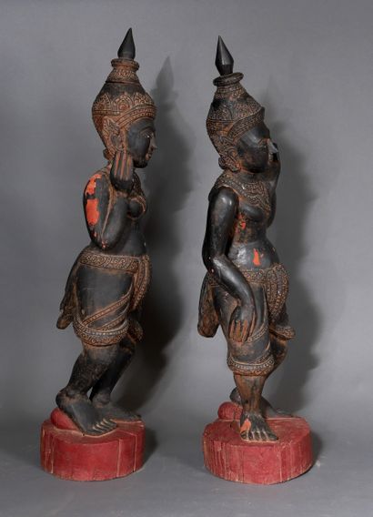 Paire de danseuses en bois peint, Extrême-Orient
H...
