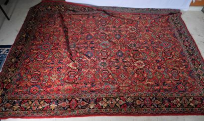 Tapis en laine à décor floral, Caucase

350...
