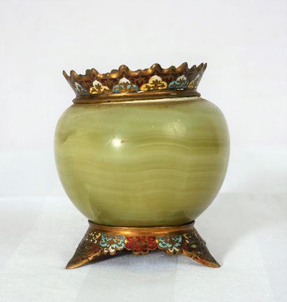 Vase en onyx à monture en bronze cloisonné...