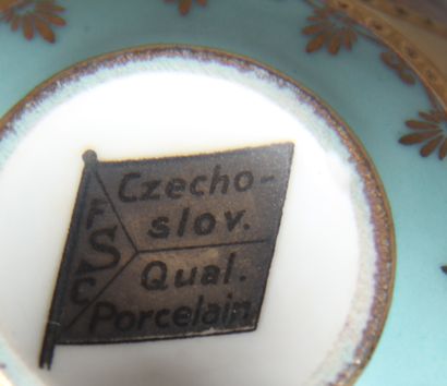 Deux tasses et sous-tasses en porcelaine...