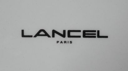 LANCEL

Grand plat creux en faïence à marli...