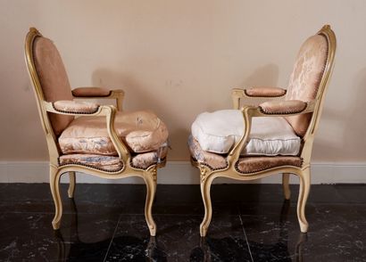 Paire de fauteuils à dossier droit en bois...