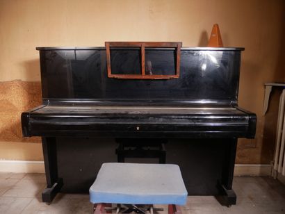 *YAMAHA
Piano droit laqué noir sur roulettes,...