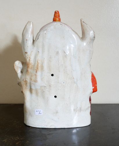 STAFFORDSHIRE
Groupe en faïence polychrome...