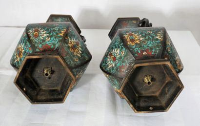 Paire de vases à deux anses en métal cloisonné...