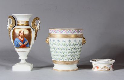 Lot en porcelaine : cache-pot à deux anses,...